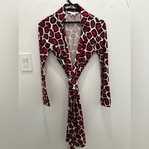 DVF classic silk mini wrap dress in giraffe animal print w collar & long sleeves